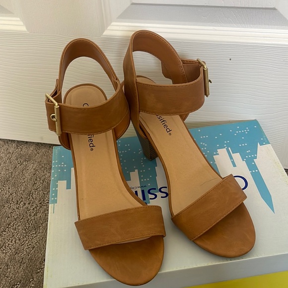 Tan heels - Picture 1 of 4